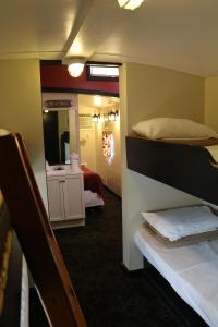 Habitación con 2 literas y espejo. en Red Caboose Motel & Restaurant en Ronks