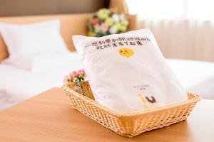 Łóżko lub łóżka w pokoju w obiekcie IU Hotel Hezhou Bus Terminal