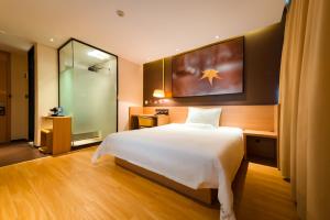 Łóżko lub łóżka w pokoju w obiekcie IU Hotel Yuncheng Tiaoshan Street High-speed Rail