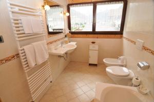 Koupelna v ubytování Hotel Garni Walter + 37 fotografií