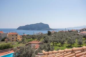 uma vista para o oceano a partir do telhado de uma casa em Myriam Spa & Luxury Suites em Monemvasia