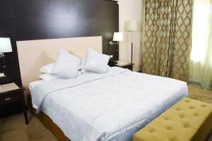 Cama ou camas em um quarto em Nicon Luxury Abuja