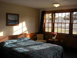 Säng eller sängar i ett rum på Bass River Motel