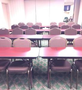 une salle de classe avec des tables et des chaises dans l'établissement Greystone Inn & Suites, à Vance