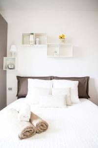 ミラノにあるAlessia's Flat - Sarpiの白いベッド(白い枕、毛布付)