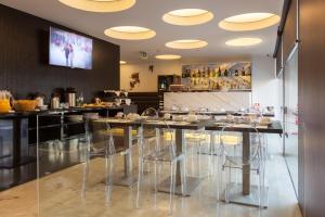 a dining room with a table and chairs at Faro Boutique Hotel in Faro
