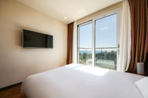 Gallery image of Jeju Jungmun Ocean Blue Hotel in Seogwipo