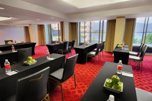 une salle de conférence avec des tables et des chaises noires dans l'établissement Pinnacle Hotel Harbourfront, à Vancouver