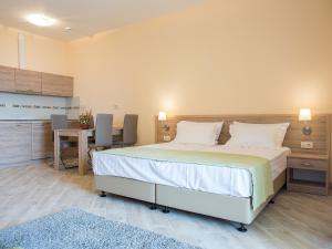 Postel nebo postele na pokoji v ubytování ApartHotel Belvedere Residence Becici Budva + 37 fotografií