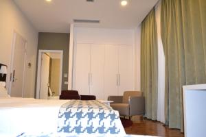 Rúm í herbergi á Havana Hotel