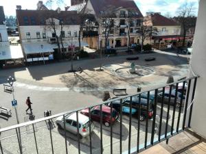 widok z balkonu ulicy z samochodami w obiekcie Mikołajki Apartamenty Rynek w mieście Mikołajki