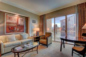een woonkamer met een bank en een tafel bij Penthouse Suite with Strip View at The Signature At MGM Grand in Las Vegas
