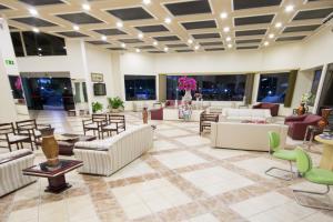 a large lobby with couches and tables and chairs at Hotel Nacional Inn Foz do Iguaçu in Foz do Iguaçu