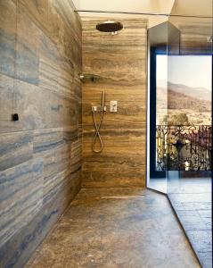 Ett badrum på Podere Castel Merlo Resort