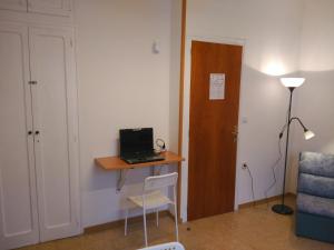 a room with a desk with a laptop and a chair at Hostal Juventus in Portbou