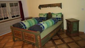 ein kleines Bett in einem Zimmer mit in der Unterkunft Gasthaus Rossli in Sankt Gallenkappel