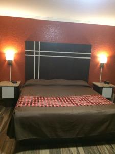 Кровать или кровати в номере Budget Inn of Avon Park