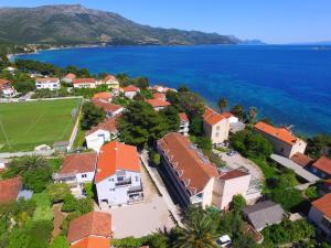 een luchtzicht op een dorp naast de oceaan bij Villa Franka in Orebić