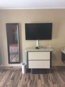 Μια τηλεόραση ή/και κέντρο ψυχαγωγίας στο Budget Inn of Avon Park
