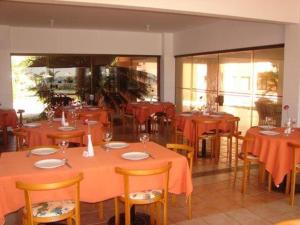 Flat Summer House em Guarajuba tesisinde bir restoran veya yemek mekanı