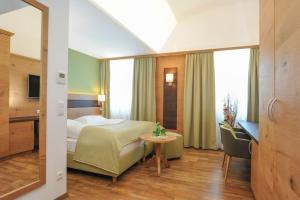 Postel nebo postele na pokoji v ubytování Hotel zur Post