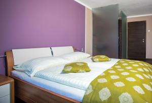 Postel nebo postele na pokoji v ubytování Hotel Faaker See Inn by S4Y
