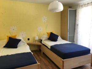 a bedroom with two beds and a window at Gästehaus Kaiser in Ostfildern