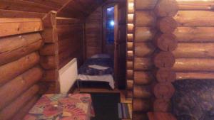 Piccola camera con letto in una baita di tronchi. di Vecskrīveri a Dundaga