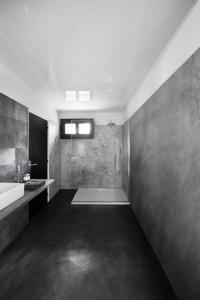 a bathroom with a sink and a shower in a room at Arty Provence, vue, calme et piscine chauffée dans les Alpilles proche St-Rémy-de-Provence in Saint-Étienne-du-Grès +45 photos