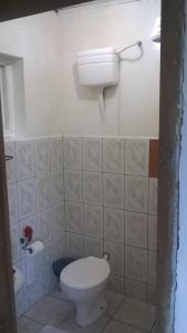 ein Badezimmer mit einem weißen WC und einem Waschbecken in der Unterkunft Pousada Sempre Viva in Milho Verde