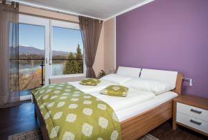 Tempat tidur dalam kamar di Hotel Faaker See Inn by S4Y