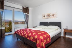 Postel nebo postele na pokoji v ubytování Hotel Faaker See Inn by S4Y