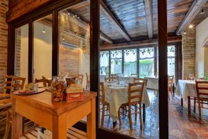 Reštaurácia alebo iné gastronomické zariadenie v ubytovaní Agriturismo Cascina Rosengana