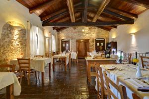 Agriturismo Cascina Rosengana tesisinde bir restoran veya yemek mekanı