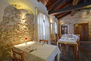 Reštaurácia alebo iné gastronomické zariadenie v ubytovaní Agriturismo Cascina Rosengana
