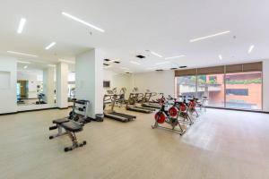 un gimnasio con muchas cintas de correr y máquinas en Amoblado Centro Internacional, Bogotá, en Bogotá