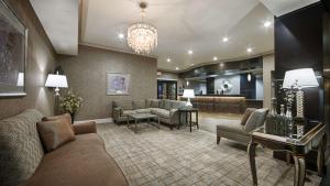 a large living room with a couch and a table at Best Western Plus Texarkana Inn and Suites in Texarkana