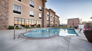 a swimming pool in front of a building at Best Western Plus Texarkana Inn and Suites in Texarkana