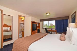 Ένα ή περισσότερα κρεβάτια σε δωμάτιο στο Best Western Valdez Harbor Inn