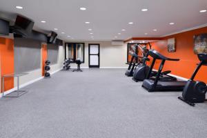 un gimnasio con cintas de correr y equipo cardiovascular en una habitación en Best Western Plus LA Mid-Town Hotel en Los Ángeles