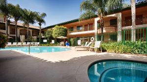 Swimming pool sa o malapit sa Best Western San Dimas Hotel & Suites
