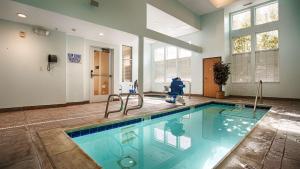 a large swimming pool in a large room at Best Western I-5 Inn & Suites in Lodi