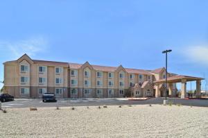 un gran edificio con un estacionamiento delante de él en Best Western California City Inn & Suites, en California City