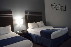 En eller flere senger på et rom på Best Western Elkhart Inn & Suites