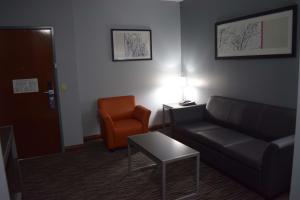 Un lugar para sentarse en Best Western Elkhart Inn & Suites