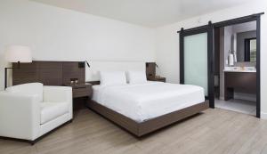 Rúm í herbergi á The Nest Hotel Palo Alto