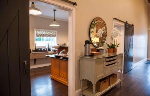 een keuken met een wastafel en een spiegel op een aanrecht bij Best Western Plus University Park Inn & Suites in Ames