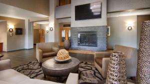 a lobby with a living room with a fireplace at Best Western Plus Blaine at the National Sports Center in Blaine