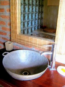 y baño con lavabo en un mostrador de madera. en Evergreen Eco Lodge Retreat en Tujering