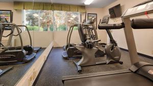 um ginásio com 3 passadeiras e máquinas de cardio em Baymont Inn & Suites em Marietta